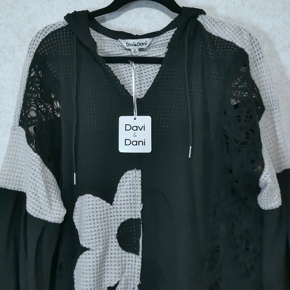 NEW! Davi & Dani Hoodie Oversized Knit Top with Flower Patch & Lace Sz’s L-M-S - Picture 9 of 12